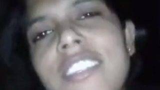 Desi Liar Menggoyang Payudara Montok Penuh Nafsu