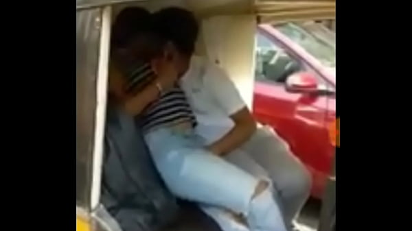Lebah India Yang Bergairah Bercumbu Di Atas Bajaj