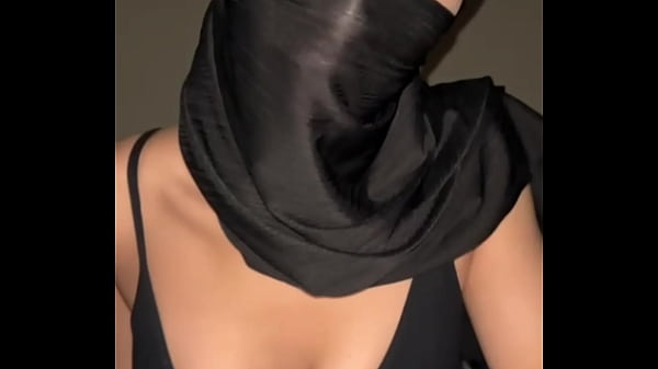 Paling Mantap, Montok Dan Menggoda, Tante Arab Berhijab Dengan Dada Yang Bikin Ngiler.