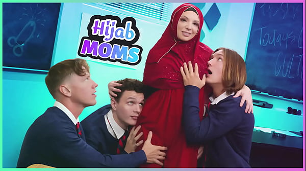 Gadis Berhijab Menggairahkan Tiga Pria Sekaligus