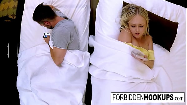 Gadis Seksi Main Ranjang Sama Kakak Tiri, Dilarang Tapi Hot Abis!