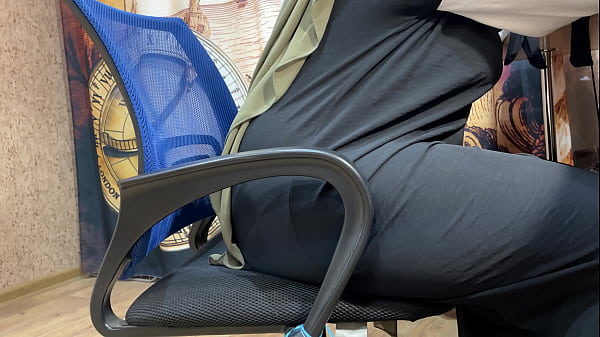 Perempuan Berhijab Merangsang Diri Lewat Celana Dalam Saat Bekerja