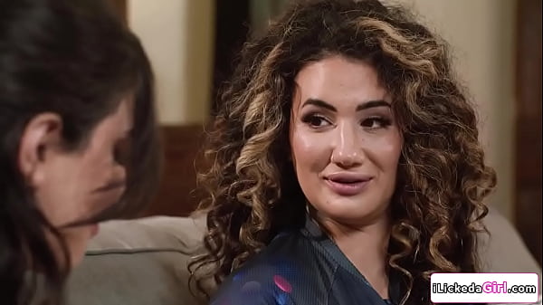 Montok Lesbian Arab Montok Duduk Di Muka Kru Kurir Sange.