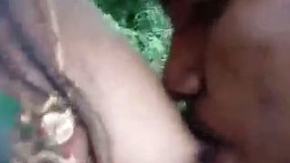 Puting Susu Odisha Dihisap Di Luar Rumah, Video Mms Panas