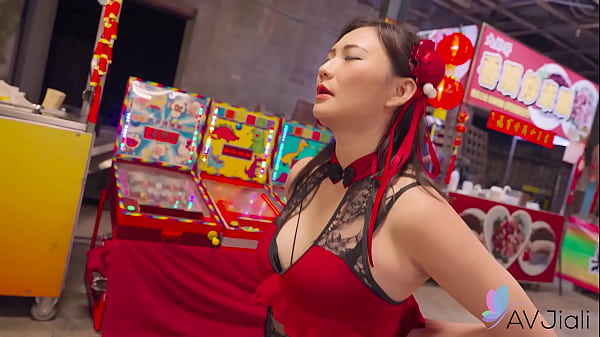 Cewek China Mio Digebuk Di Pasar Malam, Suara Nafasnya Bikin Makin Liar.