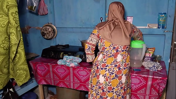 Ngentotin Bini Teman Sambil Dia Lagi Masak, Rasanya Makin Nikmat.