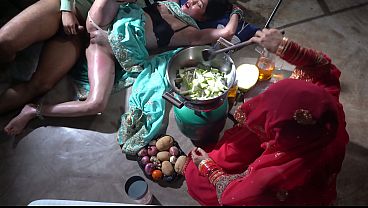 Ibu Tiri Di Dapur, Masak Pakai Bumbu Desi, Gerakan Menggoda, Bikin Gregetan.