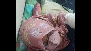 Tante Riani Ngisep Kontol Sambil Nikmatin Banget, Bikin Makin Tegang.