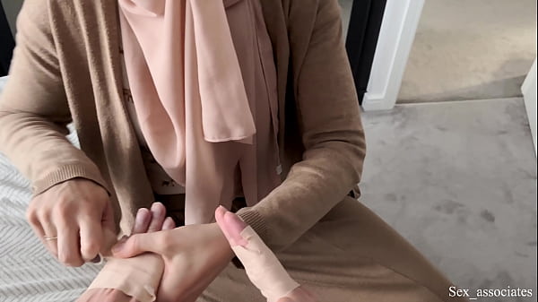 Ibu Tiri Arab Bantu Anaknya Yang Tangan Patah, Sambil Mainin Batangnya Biar Nggak Kaku.