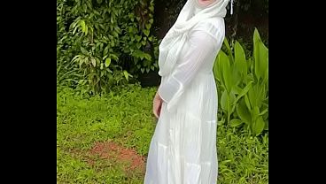 Nunjukin Pantat Hijabku Di Luar, Bikin Liur Netes