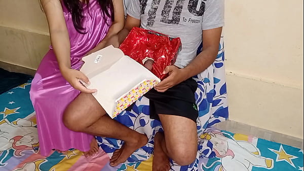 Ibu Tiri India Yang Nakal Dapat Kejutan Kue Kotak Spesial Di Hari Ulang Tahunnya, Dengan Suara Hindi Yang Bikin Makin Panas.