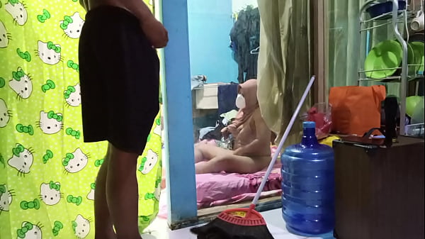 Ngentot Istri Temen Pas Lagi Sibuk Mainin Memek Sendiri.