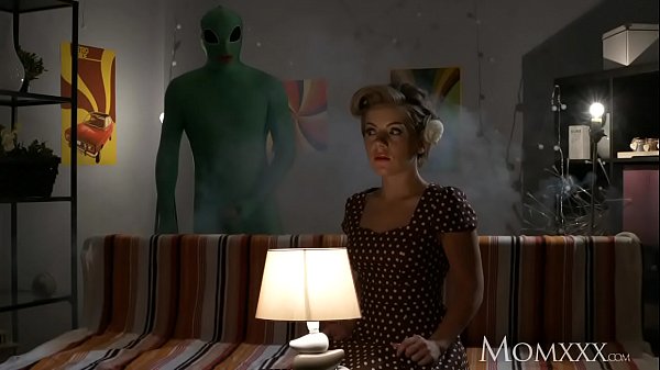 Ibu Rumah Tangga Sepi Dirayapi Alien Sampai Dalam Di Malam Halloween.