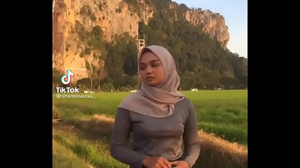 Hijab Goyang Bikin Batang Tegang