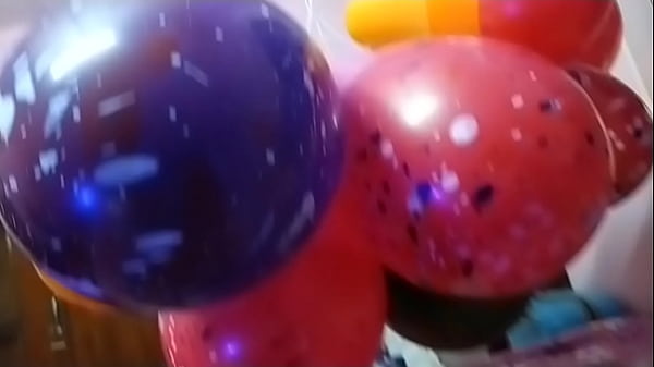 Bocah India Main Balon Sambil Ngangkang, Bikin Situasi Panas