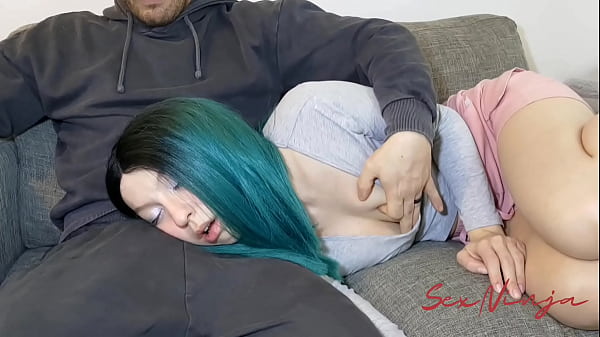 Gue Cuma Pengen Rebahan Di Pangkuan Kakak Tiri Biar Bisa Tidur, Tapi Tangannya Malah Main Ke Mana-mana