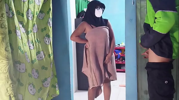 Kepergok Ojol Bawa Makanan Pas Tanganku Lagi Sibuk Mainin Kontol Sendiri