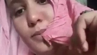 Aunty Desa India Montok, Remas-remas Tetek Sendiri Sambil Ngeloyor.