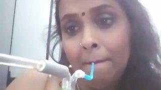 Bhabhi Bugil Nyendok Hookah, Bibir Merah Nungging Nikmatin Asap.