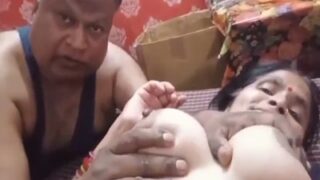 Ibu Tua Digebuk Tetangga Di Video Mesum Tante.