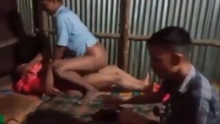 Tiga Cowok Kampung Ngewe Pelacur Murahan Bareng-bareng Di Video Mms