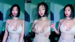 Tonton Barbar Pakai Lingeri Seksi Di Bukit, Live Hot Banget