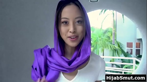 Gadis Muslimah Muda Yang Lagi Horny, Nggak Bisa Berhenti Mikir Pengen Ngentot Terus.