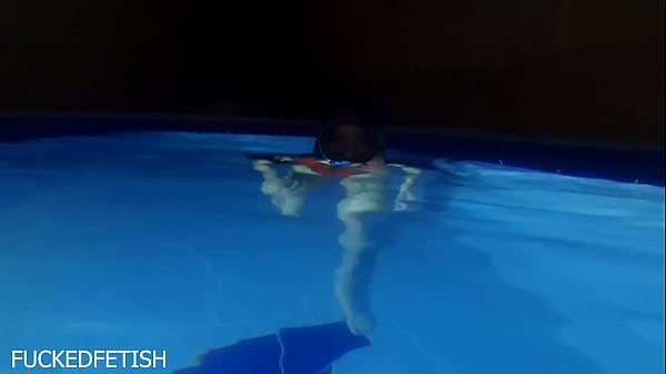 Helen Star Pake Baju Renang Seksi Sambil Kebut-kebutan Di Malam Hari, Masker Kolam Bikin Basah.