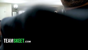 Fiona Kecil Dan Mona Si Montok Bergantian Nikmatin Kontol Panas Di Threesome