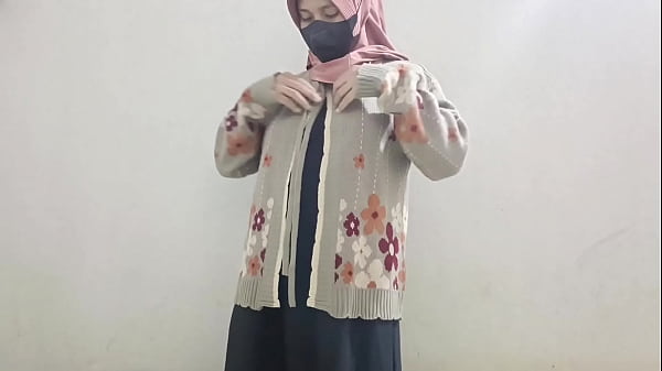 Ngentot Gadis Berhijab Pakai Timun Sampai Basah Kuyup.
