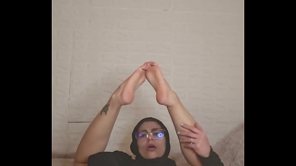 Ibu Rumah Tangga Arab Mia Pamer Kaki Seksi Di Balik Niqab, Bikin Liur Ngeces!