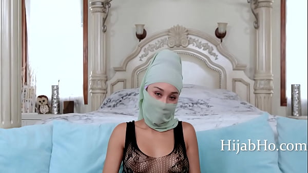 Ibu Tiri Berhijab Menggoda – Cali Lee