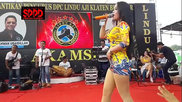 Tarian Erotis Sintya Riske, Goyangan Liar Yang Bikin Mewek Di Atas Panggung