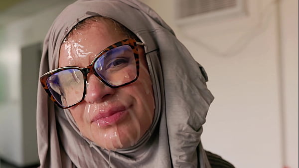 Hijab Cosplay – Ibu Amerika Muka Digebuk Kontol.