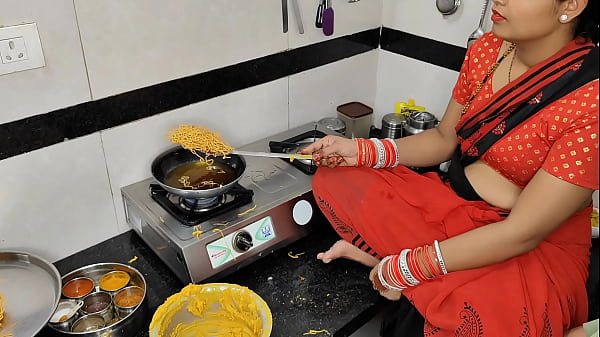 कोमल दिवाली पर नमकीन बना रही थी, देवर ने भाभी को जोर से ले लिया