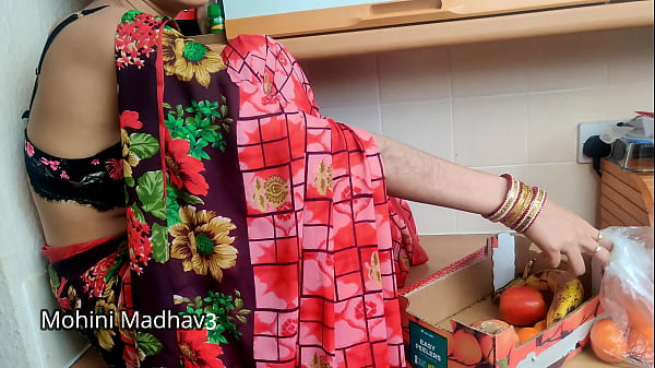 भारतीय देसी फल वाली मैडम ने भाव तय करने के लिए ग्राहक के साथ जोरदार चुदाई की हिंदी ऑडियो
