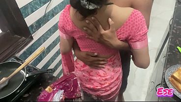 Desi Bhabhi Dapur Masak Sambil Digaruk, Muncrat Sana Sini