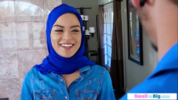 Gadis Arab Mungil Digenjot Dua Pria Besar Sampai Meraung.