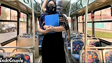 Istri Muslim Pulang Kampus Sendirian Di Bus, Langsung Digaruk Orang Asing, Jilbabnya Dipake Buat Mainin