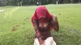 Body Montok Hijab Terbuka Di Taman, Siapa Tahan?