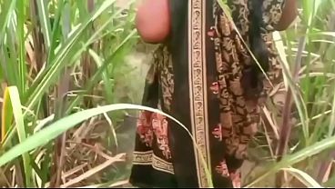 Ibu Tiri Dan Anak Tiri Ngentot Di Luar Rumah Desa, Bikin Basah Lihat Pemandangan Liar