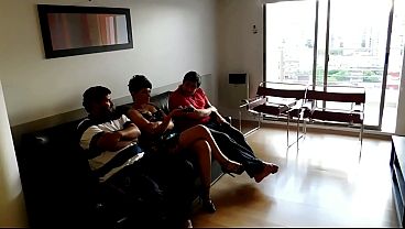 Gak Ada Tontonan Di Tv, Jadi Gue Ngebantai Tukang Pipa Dan Temen Suami Gue—enak Banget Kontolnya, Kita Bertiga Makin Beranak.