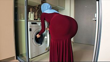 Ibu Tiri Berhijab Itu Kena Lihat Mataku Nakal Yang Tersangkut Di Pantat Bundarnya.