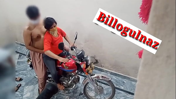 Ngewe Panas Sama Temen Di Atas Motor, Suara Hindi Bikin Makin Greget.