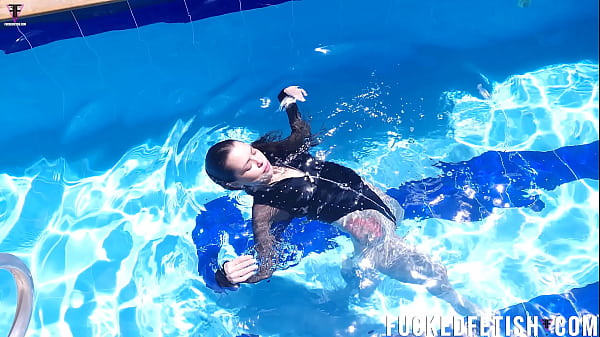 Jessica Bunny Berenang Telanjang Di Kolam, Goyang-goyang Basah Kuyup